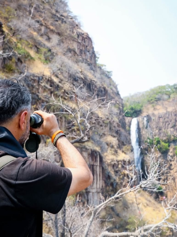 JORDANIAN TOURIST DISCOVERS THE MAJESTY OF KALAMBO FALLS DURING TANZANIA ADVENTURE