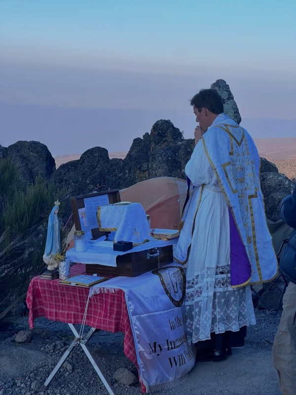 PORTUGUESE PRIEST CELEBRATES TRADITIONAL LATIN MASS AT KILIMANJARO’S UHURU PEAK