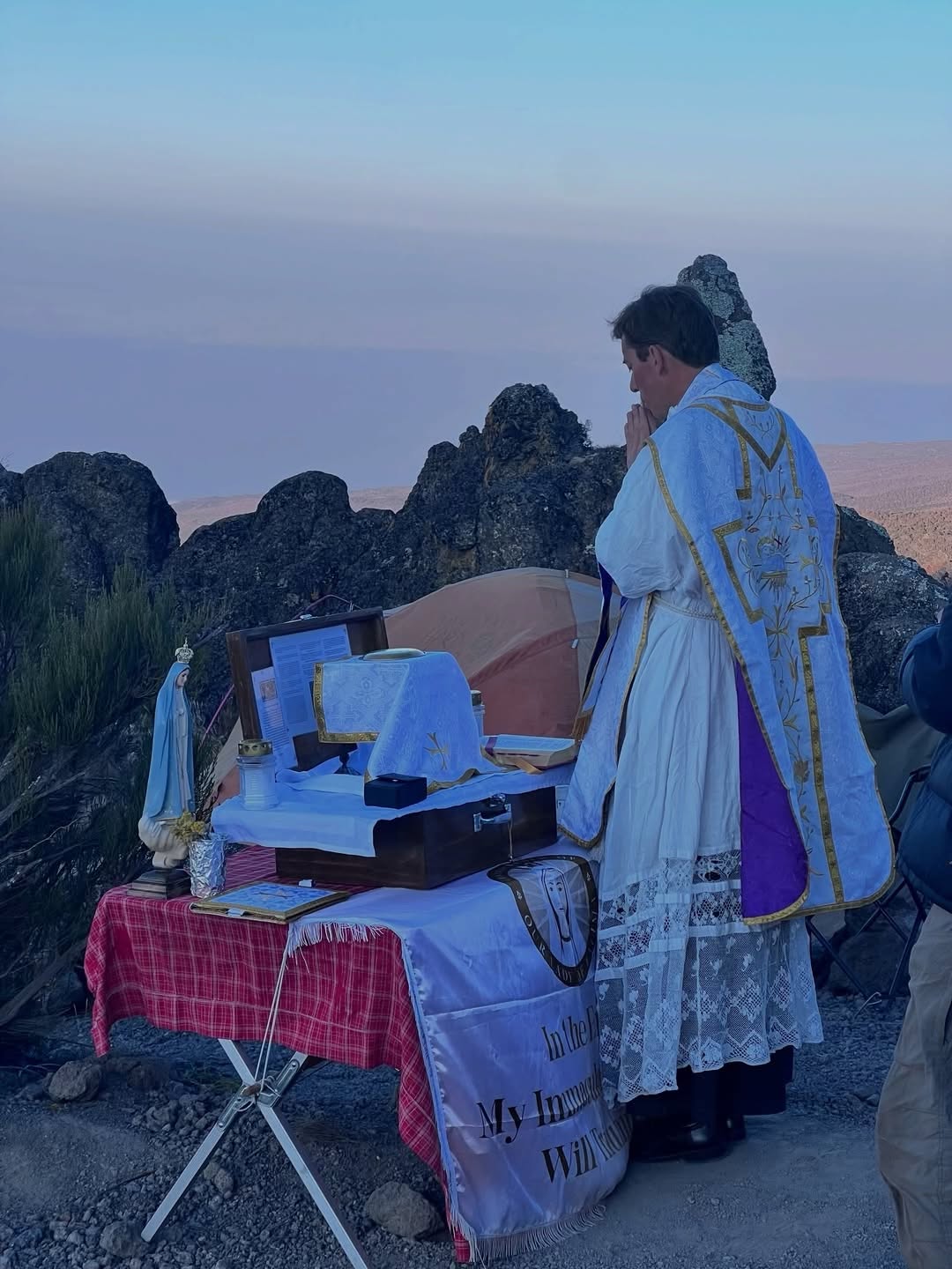 PORTUGUESE PRIEST CELEBRATES TRADITIONAL LATIN MASS AT KILIMANJARO’S UHURU PEAK